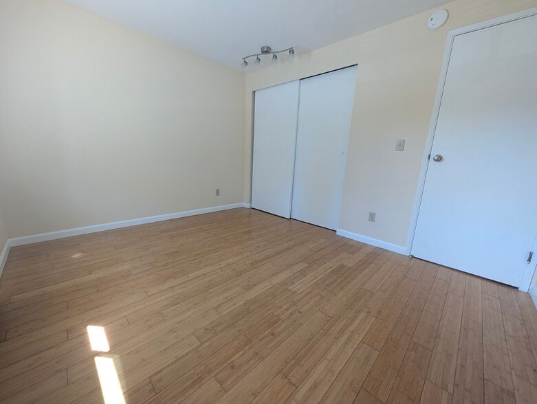 Building Photo - 4316 W Lake Sammamish Pky SE