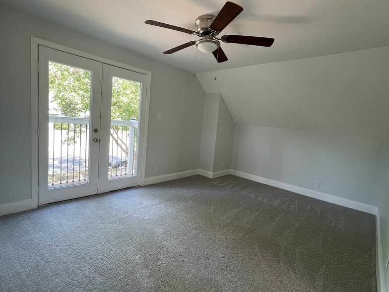 Bedroom with balcony - 1418 Finley Rd