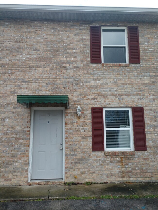 Building Photo - 1819 Summerhaven Ave