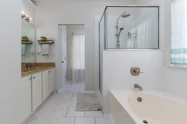 Building Photo - Spacious home located in the beautiful and...