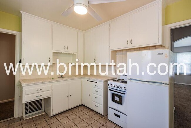 Building Photo - 2364 E Redondo Ave