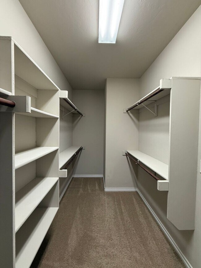 Building Photo - Beautiful 4 Bedroom Home in Mustang Schools