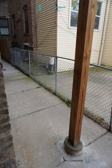 Building Photo - 1712 W Albion Ave