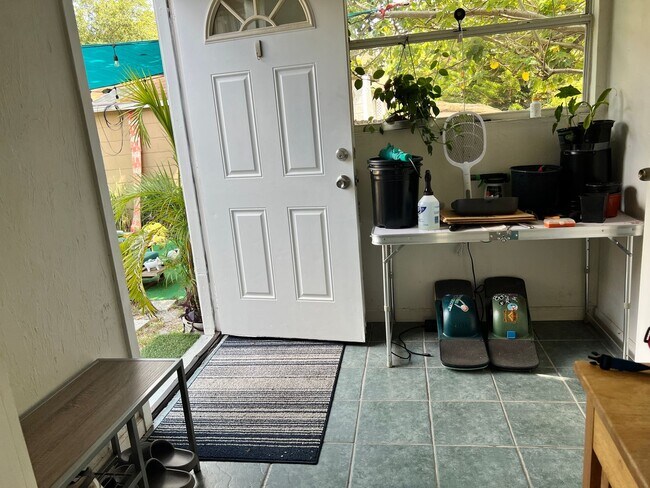 Building Photo - Gulfport charm 3/1 1 car garage