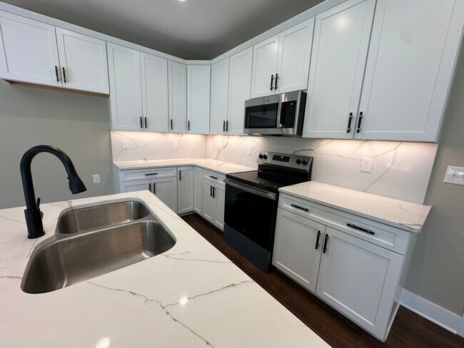 Building Photo - Beautiful new townhouse located in the new...
