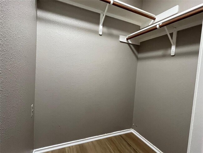 Building Photo - 15106 Chamberlain Ct