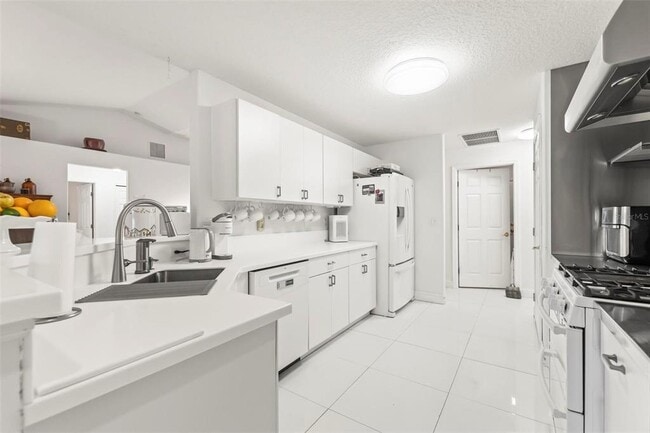 Building Photo - 38 Firethorn Ln