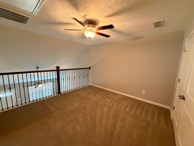 Building Photo - Gorgeous 2 BR 2.5 Bath End Unit Townhome - Available Now in Murfreesboro!