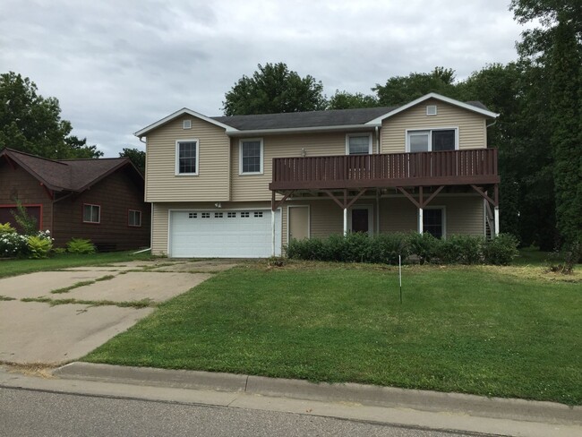 Primary Photo - 105 Duesenberg Dr