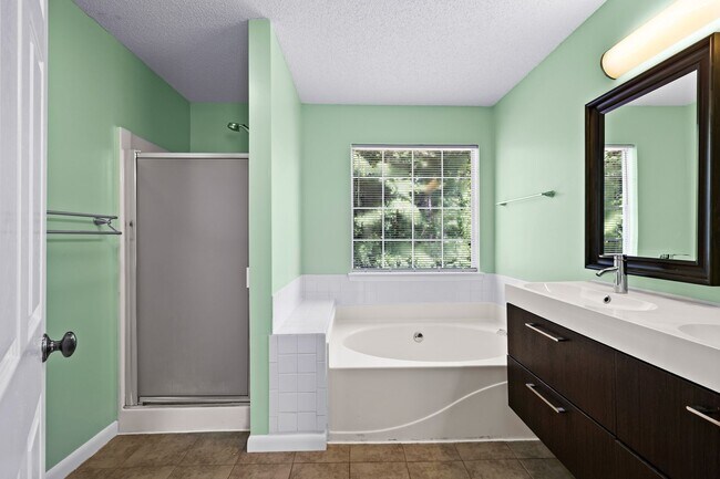 Building Photo - Updated 4BR Home in Northgate District with Huge Back Deck