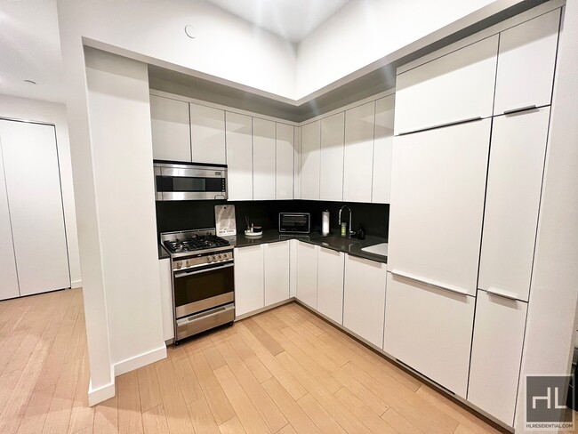 Building Photo - Best Apartment in FIDI!! W+D in unit!! Roo...