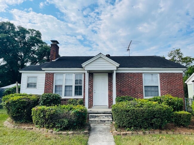 Building Photo - 2 Bedroom, 1 Bathroom in Olympia - Available Now!