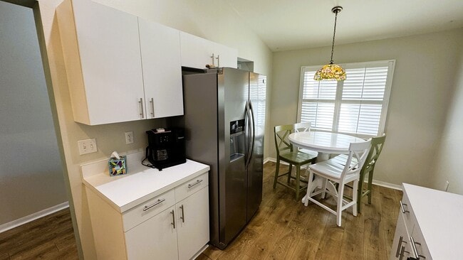 Building Photo - Furnished Short Term Rental