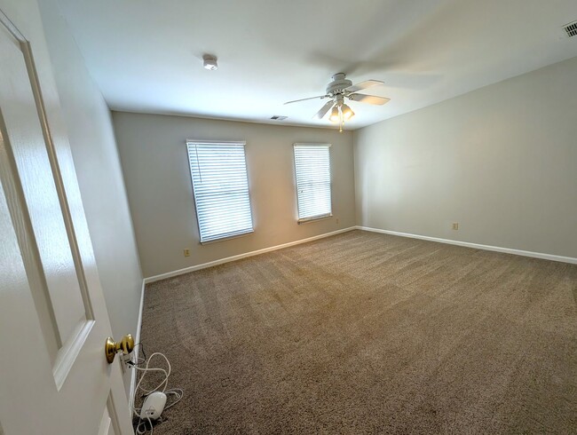 Building Photo - Beautiful 2 story, 4 bed, 2.5 bath Home Located in the Davis Lake Community!