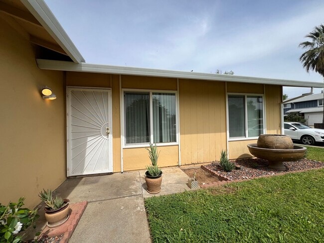 Building Photo - 4 Bedroom, 2 Bath Single Story Corner Lot Home in Rancho Cordova