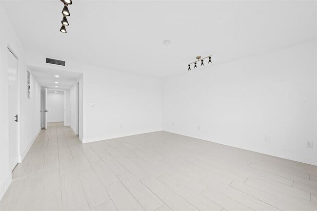 Building Photo - 877 NE 195th St