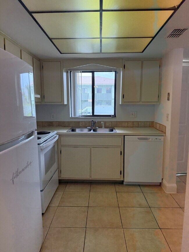 Building Photo - 2 bedroom, 2 bathroom in College Pines!