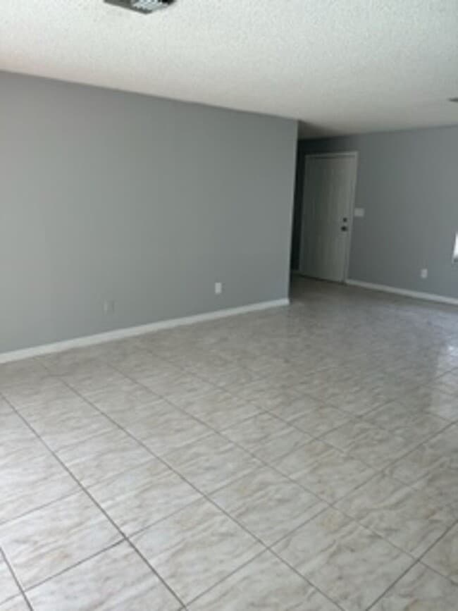 Building Photo - Large  3 bedroom, 2 bath pool home.
