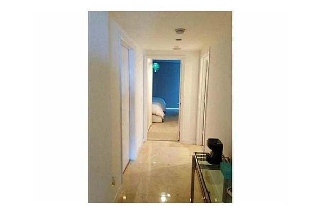 Building Photo - 17001 Collins Ave