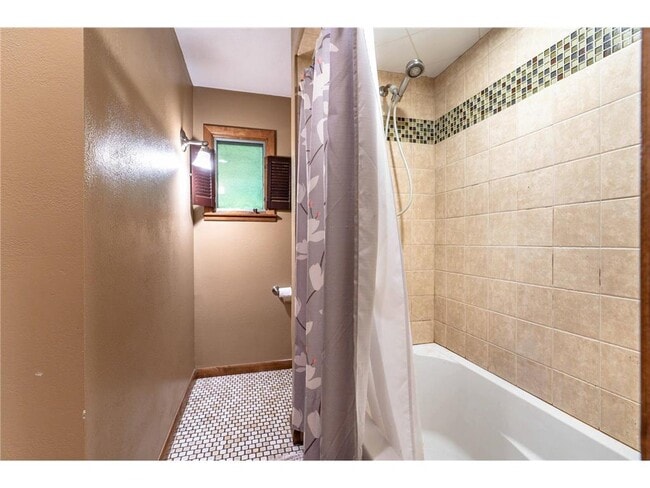 Building Photo - 1409 Hoot Lake Dr