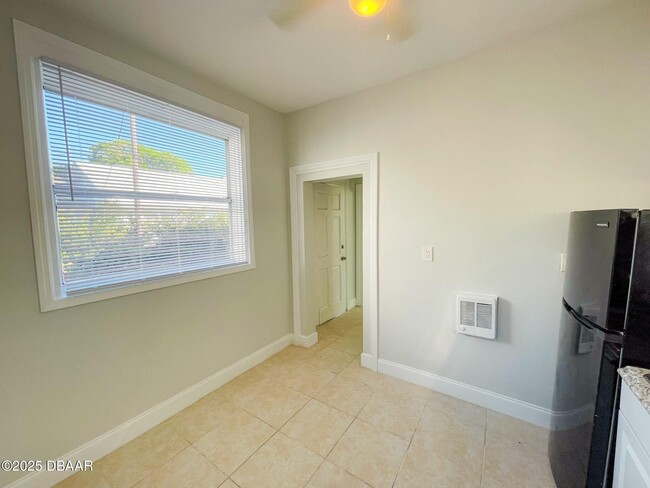 Building Photo - 411 N Oleander Ave