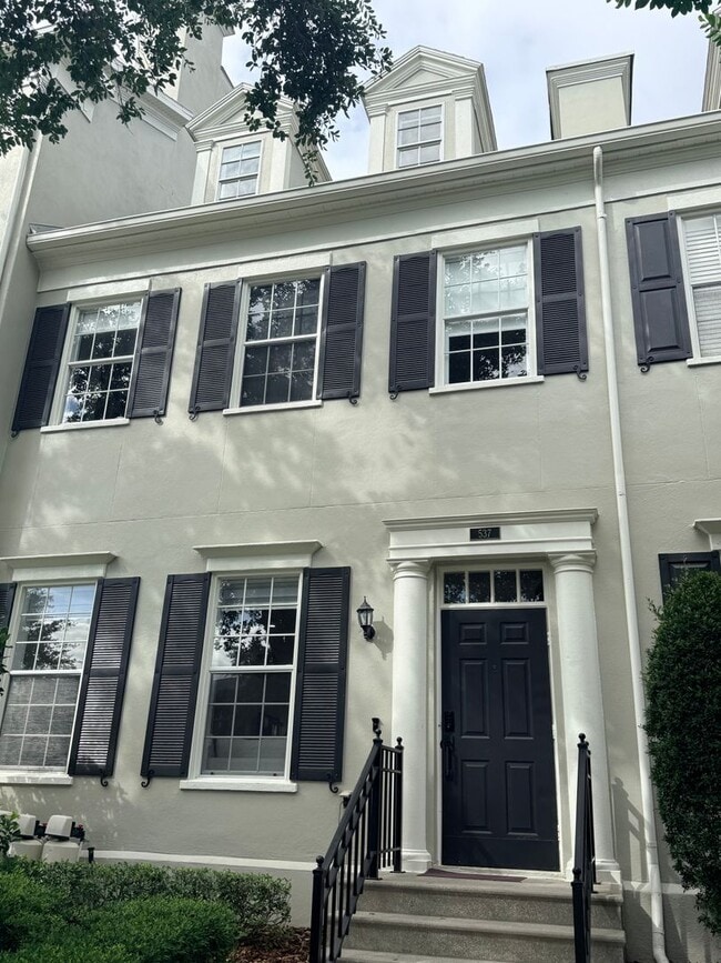 Building Photo - 537 Campus St