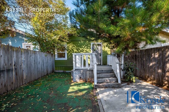 Building Photo - Cottage with yard and deck