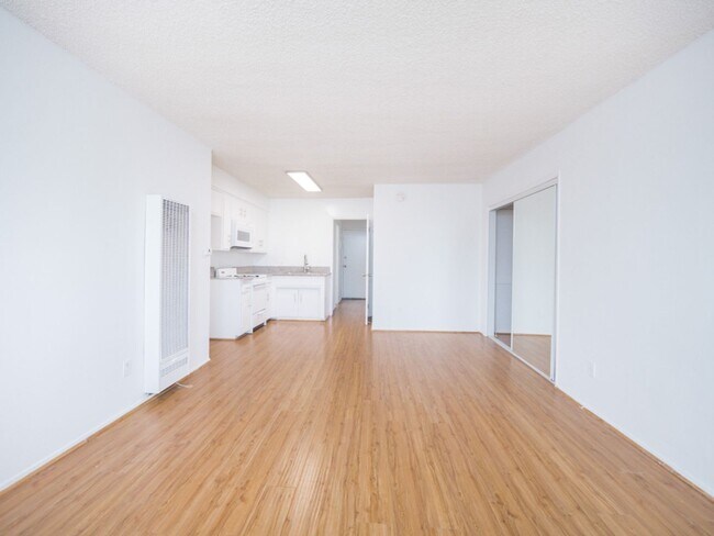 Building Photo - 817 S. St. Andrews Pl