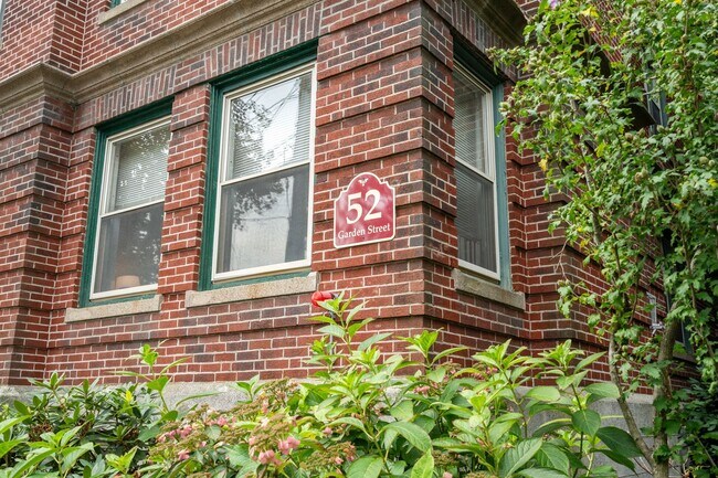 Building Photo - 52 Garden St