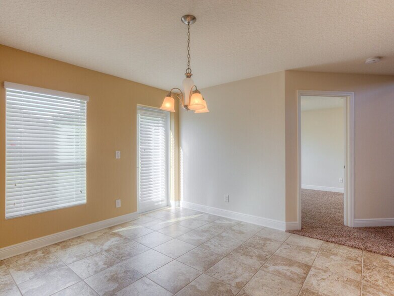 Building Photo - 1705 Southern Oak Loop