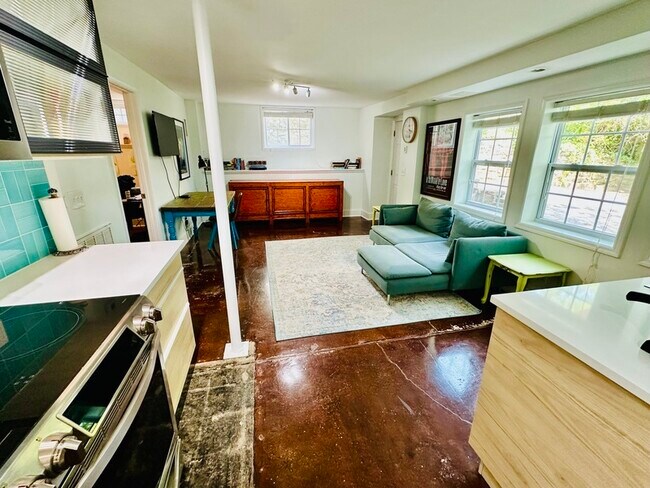 Building Photo - 708 Dallas Rd