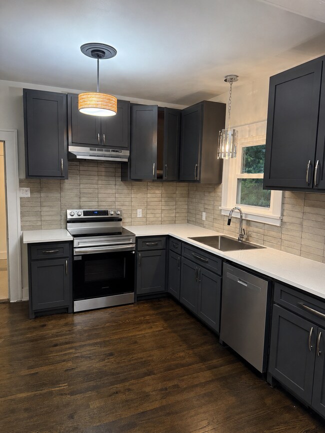 Building Photo - 1525 Dewey Ave