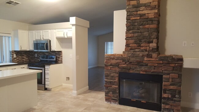 Building Photo - Adorable Home with 3 beds, 2 bath plus a P...