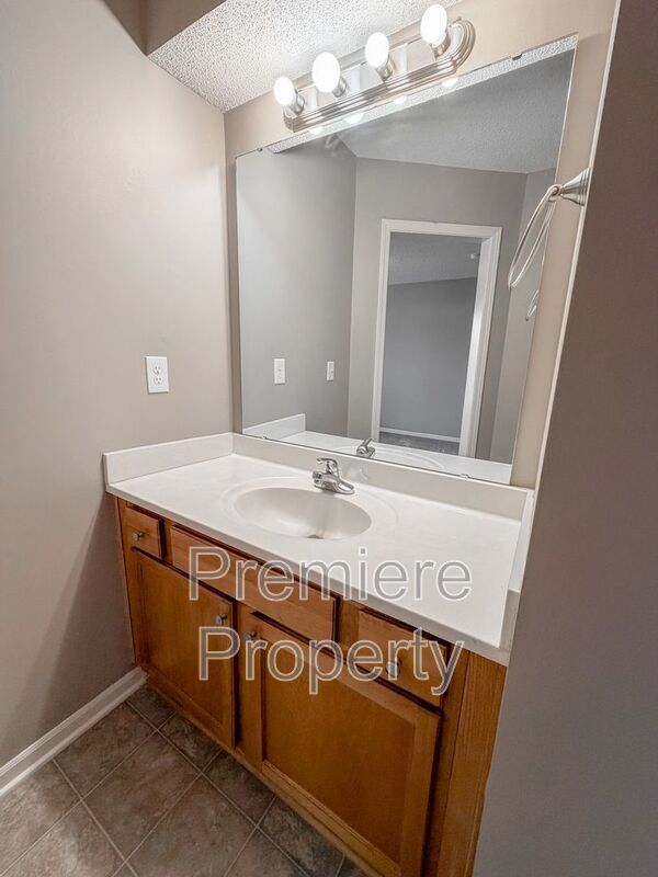 Building Photo - 264 N Hedge Ln