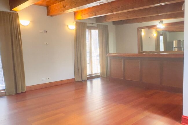Building Photo - 1745 W Cornelia Ave