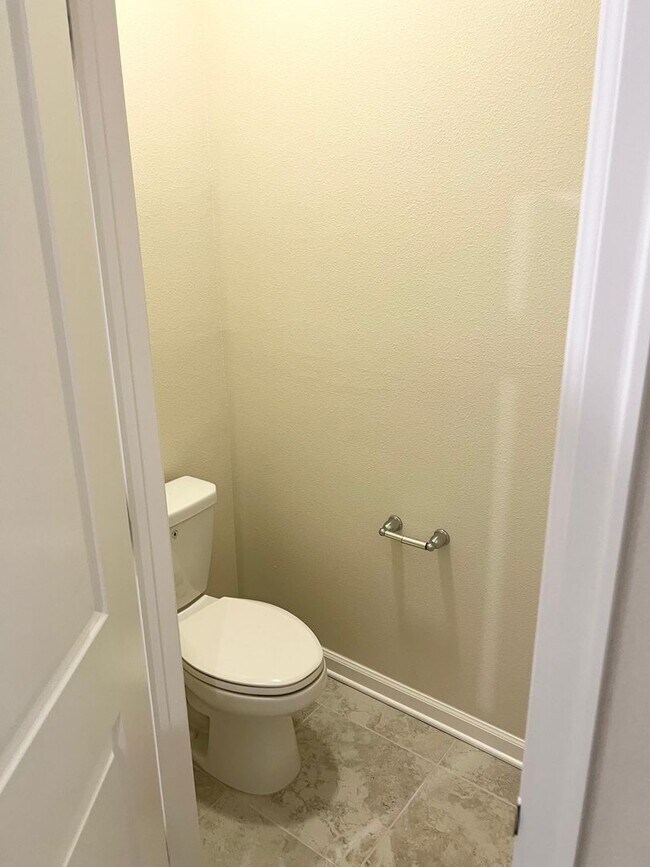 Building Photo - Incredible 5 Bedroom, 3 Bath Town home wit...