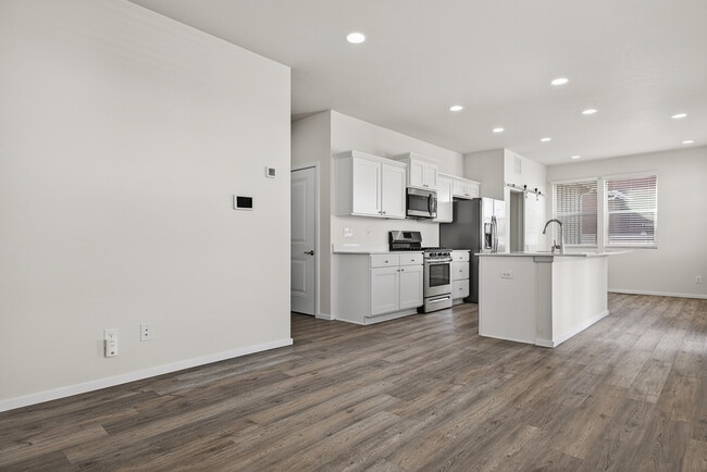Building Photo - 1007 N Viewmont Rd