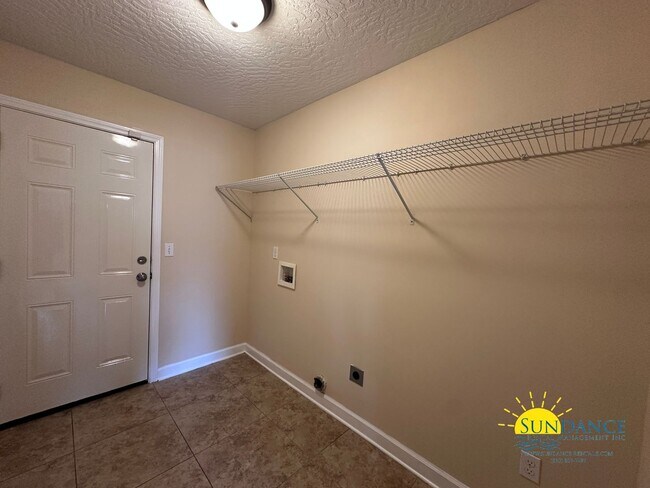 Building Photo - Spacious 3 Bedroom Home in Mary Esther!