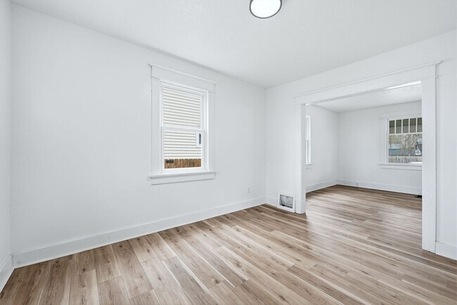 Building Photo - Updated 3BR with Fresh Finishes