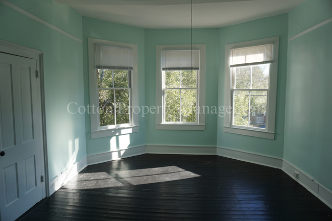 Building Photo - 2BR/1BA Stellar Apartment in Prime Locatio...