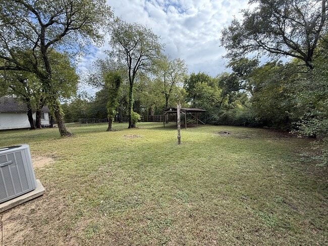 Building Photo - 818 Roff St