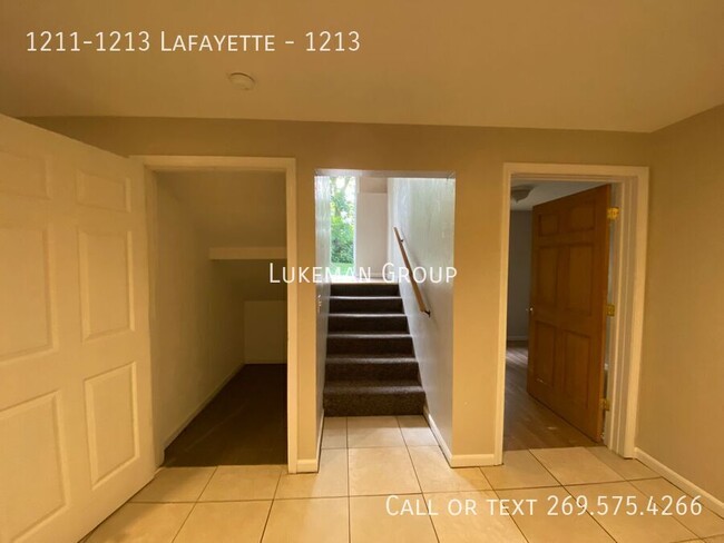 Building Photo - 1213 Lafayette - 3 Bed/1 Bath Unit Near WMU