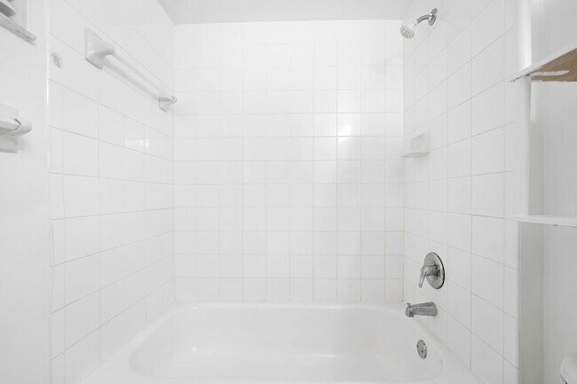 Building Photo - SPACIOUS 2/2 UNIT CENTRALLY LOCATED