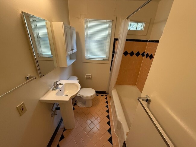Building Photo - Downstairs one bedroom apartment available...