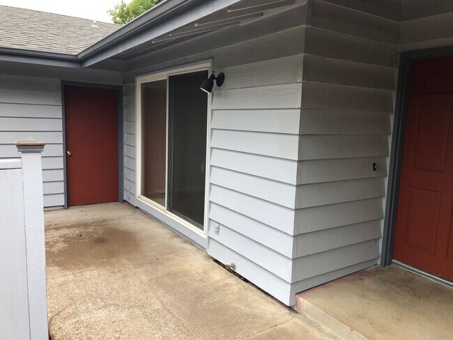 Building Photo - Updated 3 bedroom 1 1/2 bath home in a gre...