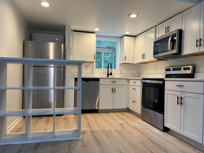 Building Photo - Renovated 1 Bd/ 1 Ba Cottage w/ Loft Walki...