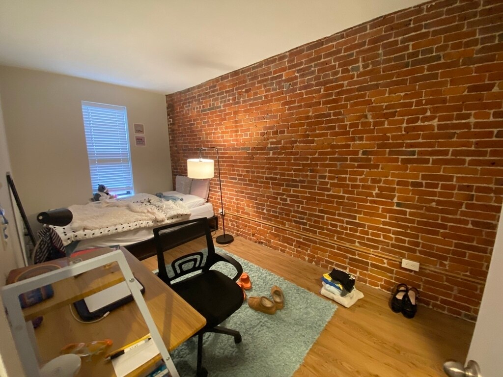 Building Photo - 54 Gainsborough St