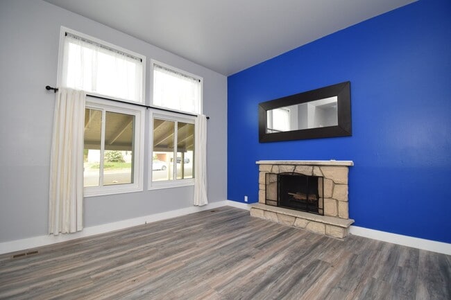 Building Photo - Comfortable Kearns 4-Bed Home with Spacious layout & Private Yard