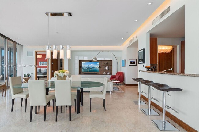 Building Photo - 5959 Collins Ave