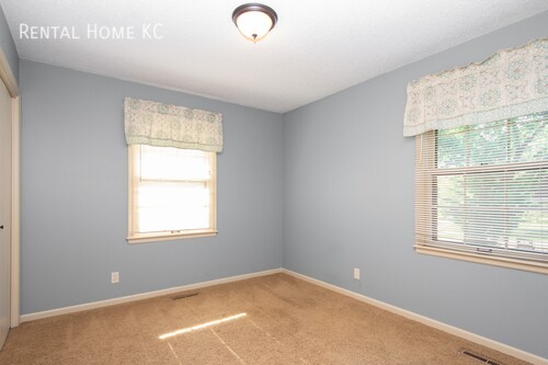 Building Photo - Beautifully updated split level with Finis...